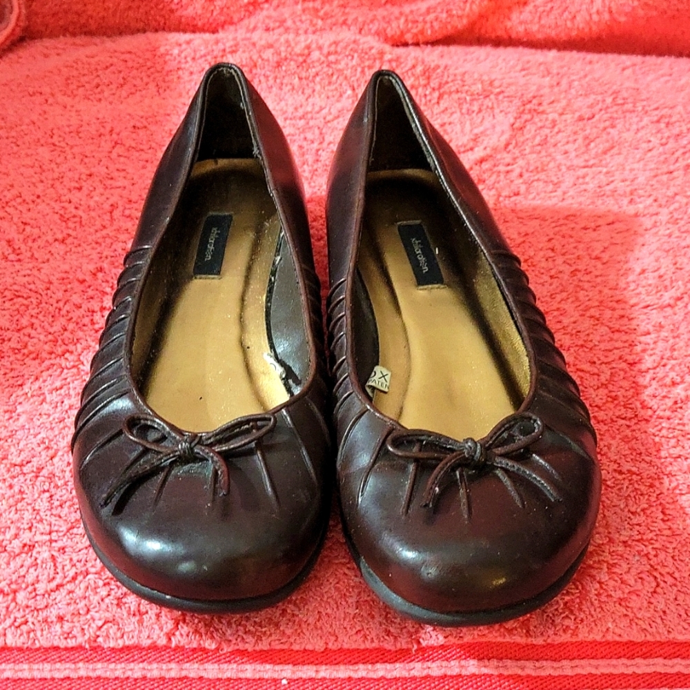 Women's size 6 Slip-on shoes